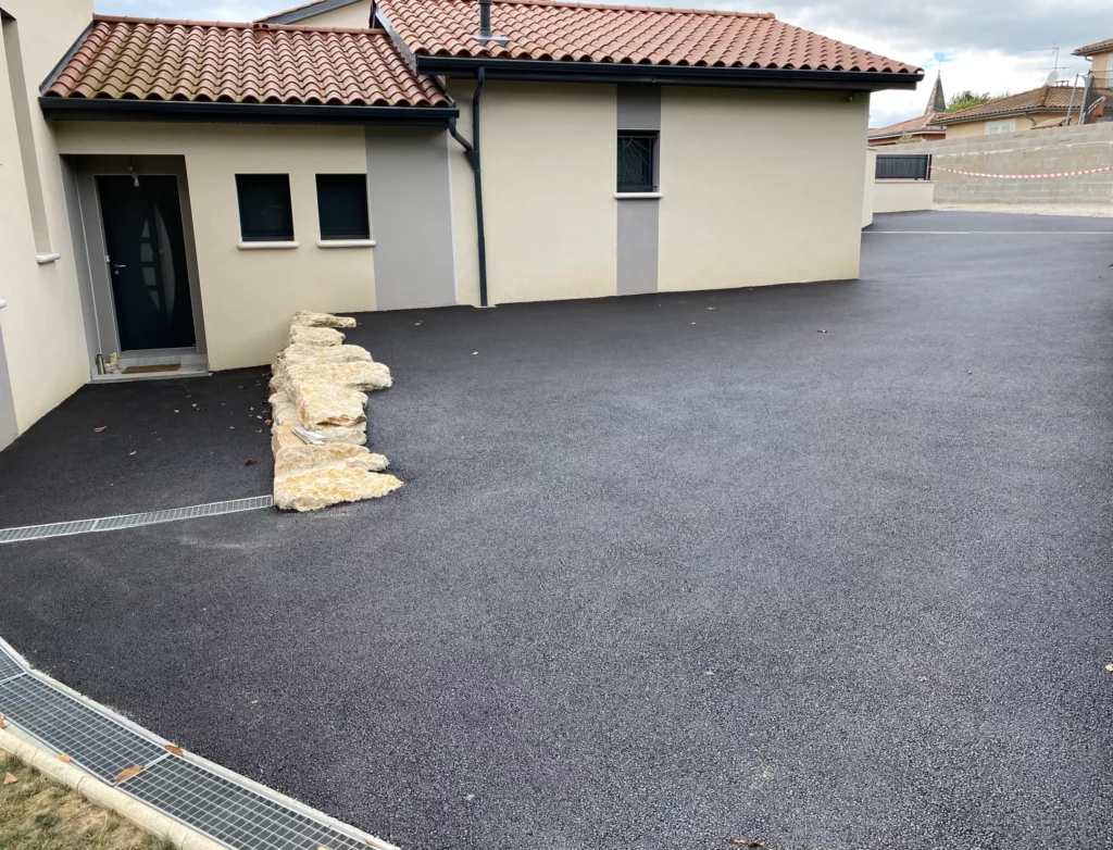 Cour en enrobé à Savigneux