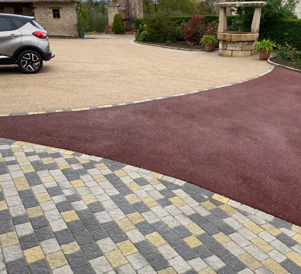 Cour en enrobé rouge - pavés et sable stabilisé Albigny sur Saone