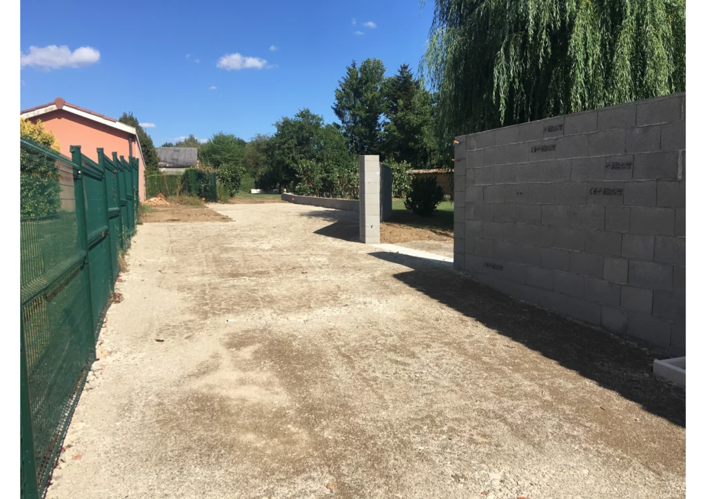 Mur de cloture en agglo et pillier de portail à Fareins