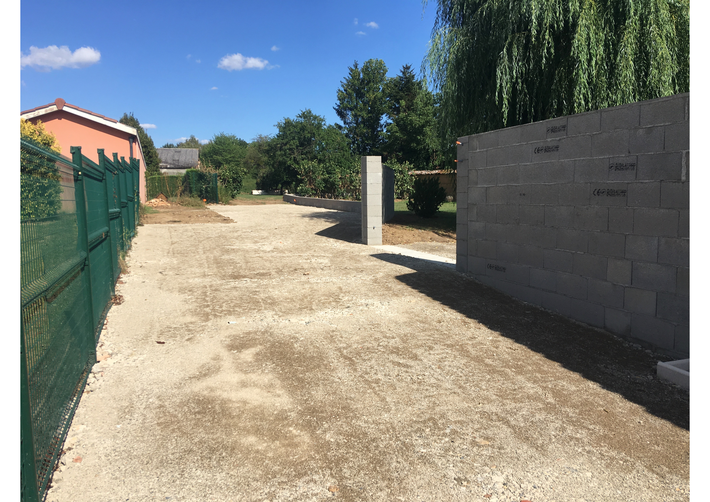 Mur-de-cloture-en-agglo-et-pillier-de-portail-à-Fareins